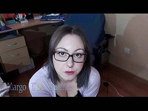❤️ Ọmọbinrin ti o ni gbese pẹlu awọn gilaasi buruja Dildo jinna lori Kamẹra ❤️ Fidio furo